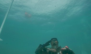 HUT-RI-ke-75,-Kapolda-NTT-Kibarkan-Bendera-Merah-Putih-di-Bawah-Laut