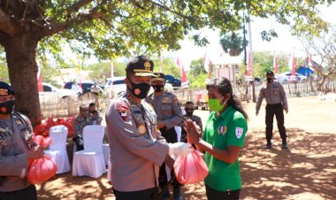 Di-Kabupaten-Sabu-Raijua,-Kapolda-NTT-dan-Wakapolda-NTT-Serahkan-Paket-Sembako-Kepada-Masyarakat-Terdampak-Covid-19