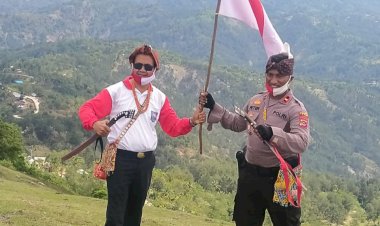 Hut-Kemerdekaan-RI-ke-75,-Kapolsek-Amanatun-Selatan-Ikut-Kibarkan-Bendera-Merah-Putih-di-Puncak-Gunung-Sunu