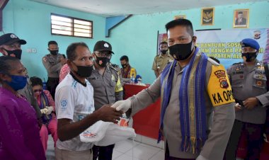 Kunjungan-Kerja-Ke-Alor,-Kapolda-NTT-Serahkan-Paket-Sembako-Kepada-Masyarakat