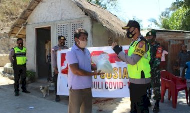 Kapolres-Sumba-Timur-Turun-angsung-Salurkan-Bansos-Polri-Tahap-Tiga