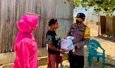Baksos-Berlanjut,-Polres-Belu-dan-Bhayangkari-Salurkan-Setengah-Ton-Beras-dan-Paket-Sembako-untuk-Warga-Tidak-Mampu