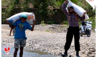 Polsek-Lembor-Bagikan-Beras-Polri-Tahap-3-Kepada-Warga-Terdampak-Covid-19