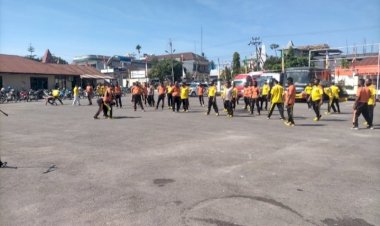 75-Personel-Polres-Sumba-Barat-Laksanakan-Latihan-Beladiri-Jelang-Ujian-Kenaikan-Pangkat