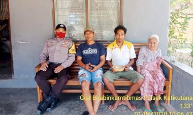Mendekatkan-Diri-Dengan-Masyarakat,-Bhabinkamtibmas-Polsek-Katikutana-Sambang-Ke-Rumah-Warga