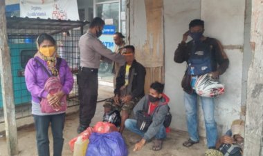 Temui-Warga,-Personil-Pakaikan-Masker-Kepada-Warga-Demi-Cegah-Covid--19