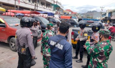 Tunjukkan-Sinergitas,-TNI-Polri-di-Belu-Kompak-Gelar-Patroli-Gabungan-Cegah-Penyebaran-Covid-19