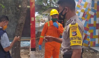 Babinkamtibmas-kelurahan-Todekisar-Pantau-kegiatan-penyemprotan-desinfektan-dari-PMI-propinsi-NTT