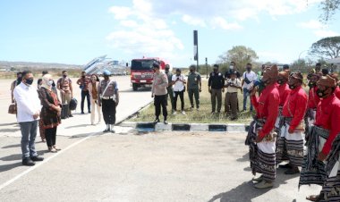 Tiba-di-Bandara-El-Tari-Kupang,-Kapolda-NTT-Disambut-Dengan-Sapaan-Adat-Natoni