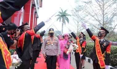 Polda-NTT-Lepas-Irjen-Pol.-Drs.-Hamidin-Dengan-Prosesi-Pedang-Pora