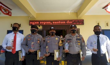 Kapolres-Ngada-Beri-Penghargaan-Pada-Lima-Anggota-Polres-Ngada-Yang-Dedikasi-dan-Loyalitas