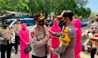 Dengan-Pengalungan-Kain-Adat,-Kapolres-Belu-Sambut-Kunjungan-Perdana-Kapolda-NTT-di-Mapolres-Belu