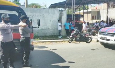 Polisi-Ingatkan-Massa-Pendukung-Paslon-di-KPUD-Belu-Patuhi-Protokol-Kesehatan