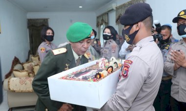 HUT-TNI-Ke-75,-Polda-NTT-Beri-Kejutan-Ke-Danlantamal-VII-Kupang,-Danrem-161-Wirasakti-Kupang-dan-Danlanud-El-Tari-Kupang