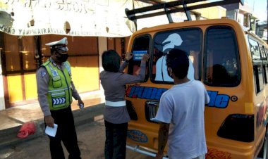 Sukseskan-Pilkada,-Satuan-Lantas-Polres-Sumba-Barat-Gelar-'Sosialisasi-&-Tempel-Stiker-Pakai-Masker'