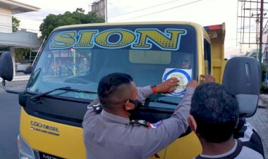 Satlantas-Polres-TTU-Pasang-Stiker-dengan-tema-Ayo-Pakai-Masker-di-Kendaraan-Umum