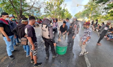 Di-sela-Aksi-Unras-Damai,-Kompak-Personel-Polda-NTT-dan-Mahasiswa-Membersihkan-Sampah