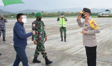 Kapolda-NTT-Sambut-Kedatangan-Letnan Jenderal-TNI-Muhammad Herindra,-M.A.,-M.Sc.,-di-Bandar-Udara-Komodo