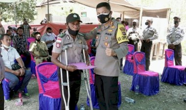 Beri-Dukungan-Moral-dan-Semangat,-Kapolres-Belu-Beri-Tali-Asih-untuk-Anggota-yang-Sakit