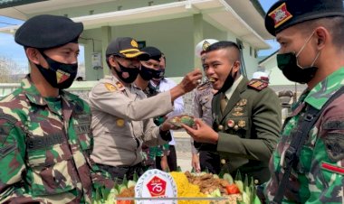 Berikan-Kejutan-di-HUT-TNI-ke-75,-Kabag-Sumda-Polres-Belu-Suapi-Danki-Kavaleri-Nasi-Tumpeng