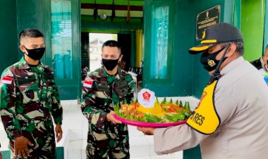 Jaga-Sinergitas,-Polres-Belu-Beri-Kejutan-untuk-Prajurit-Satgas-Pamtas-RI-RDTL-di-Hari-Jadi-TNI-ke-75