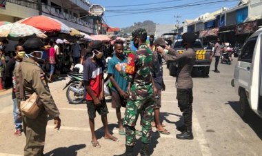 Serius-Cegah-Covid-19,-Sat-Samapta-Polres-Belu-Bersama-Inskait-Bagi-Masker-dan-Imbau-Masyarakat-Disiplin-4-M