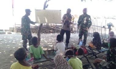 Brigpol-Marsel-B.W.-Henukh-Berikan-Bimbingan-Rutin-Tentang-Wasasan-Kebangsaan-Kepada-Anak-Anak-Pesisir-Pantai-Oeseli