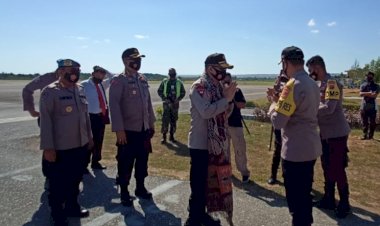 Tiba-di-Sumba-Timur,-Kapolda-NTT-Disambut-Dengan-Pengalungan-Kain-Adat-Oleh-Kapolres-Sumba-Timur