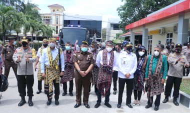 Tiba-di-Mapolda-NTT,-Tim-Komisi-III-DPR-RI-Disambut-Oleh-Kapolda-NTT,-Kajati-NTT-dan-Kepala-BNN-NTT