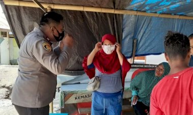 Pembagian-Masker-Gratis-Kepada-Warga-Oleh-Binmas-Polres-Alor