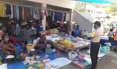 Bhabinkamtibmas-Polsek-Nangapanda-Melakukan-Sambang-Dan-Dialogis-Di-Pasar-Tradisional