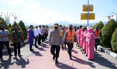 Tiba-di-Maumere,-Kapolda-NTT-Disambut-Hangat-Oleh-Kapolres-Sikka