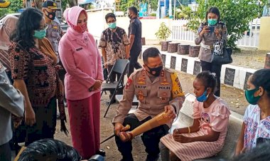 Ibunya-Menangis-Terharu-Saat-Kapolda-NTT-Memberikan-Bantuan-Kaki-Palsu-Kepada--Anaknya-yang-Cacat-sejak-Lahir