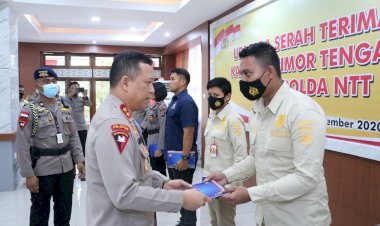 Syukuran-HUT-Humas-Polri-ke-69,-Kapolda-NTT-Berikan-Tali-Asih-Kepada-Dua-Personel-Humas-Polda-NTT-yang-Berdedikasi-Tinggi