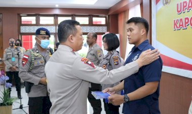 Kapolda-NTT-Berikan-Reward-Kepada-Tiga-Personil-Polda-NTT-Yang-Berprestasi