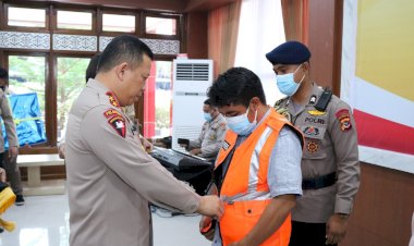 Peduli-Insan-Pers-dalam-Bertugas-di-Lapangan,-Kapolda-NTT-Beri-Rompi-Pers
