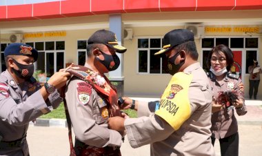 Kunker-ke-Mapolda-NTT,-Irwasum-Polri-Disambut-Dengan-Adat-Sumba-Oleh-Wakapolda-NTT