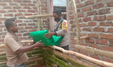 Bripka-Andi-Panie-berikan-Terpal-serta-air-bersih-kepada-masyarakat-binaannya