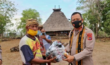 Kapolda-NTT-dan-Ketua-Bhayangkari-Daerah-NTT-Bagikan-Masker-di-Kampung-Adat-Tutubhada