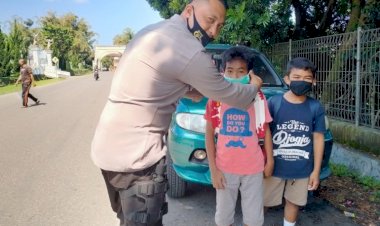 Bripka-Fransiskus-Maja-Bagikan-Masker-Kepada-Para-Pelajar