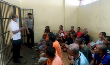 Pastikan-Tahanan-Lengkap-Dan-Sehat,-Kasat-Tahti-Polres-Ende-Lakukan-Pengecekan