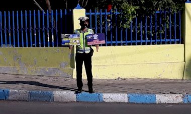 Tingkatkan-Kesadaran-Berlalu-Lintas,-Satlantas-Polres-Kupang-Kota-Himbau-Pengendara-Taati-Protokol-Kesehatan-dan-Aturan-Berlalulintas