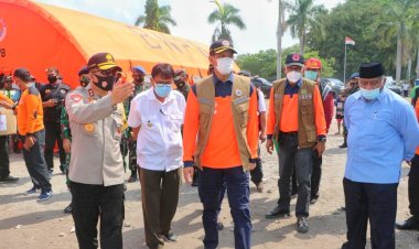 Kapolda-NTT-dan-Unsur-Forkopimda-Jemput-Kepala-BNPB-RI-Saat-Kunjungi-Warga-Pengungsi-Erupsi-Gunung-Ile-Lewotolok