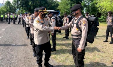 Kapolres-Ende-Lepas-50-Personil-BKO-Amankan-Pilkada-Ngada