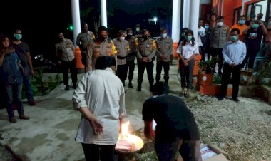 Hadiri-Pemusnahan-1.082-Surat-Suara-yang-Tidak-Sesuai,-Kapolres-Sumba-Barat-Pastikan-Giat-Sudah-Sesuai-Prosedur