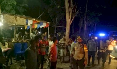 Eforia-Rayakan-Kemenangan,-Personel-Gabungan-Polres-Sumba-Timur-Bubarkan-Kerumunan-Massa