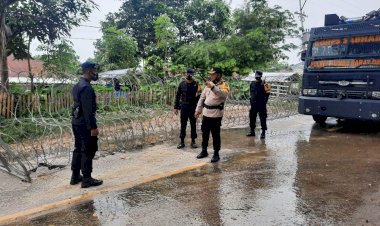 Pasang-Kawat-Berduri-di-Area-Kantor-KPUD-Sumba-Barat,-Kapolres-Pastikan-Rapat-Pleno-Esok-Berlangsung-Aman-&-Damai