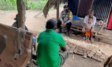 Sambangi-Warga,-Bhabinkamtibmas-Polres-Lembata-Ingatkan-Warga-Ile-Ape-Tetap-Waspada-Walaupun-Gunung-Lewotolok-Telah-dinyatakan-Aman