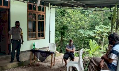 Hadir-di-Tempat-Duka,-Bhabinkamtibmas--Sampaikan-Imbauan-Cegah-Covid-19