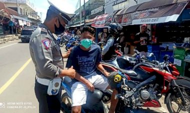 Sat-Lantas-Polres-Flotim-berikan-Himbauan-Patuhi-Peraturan-Lalu-Lintas-Demi-Keselamatan